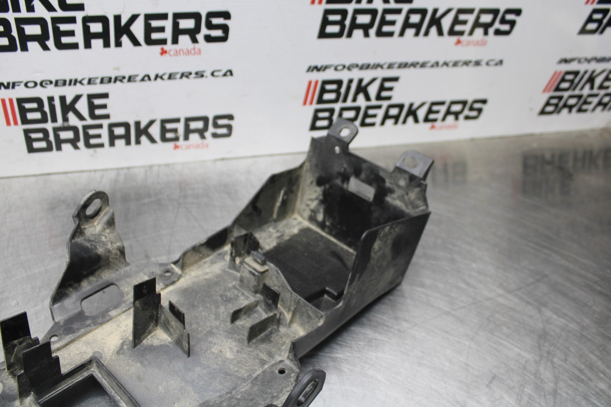 23 YAMAHA YZF R3 REAR BACK TAIL UNDERTAIL BATTERY TRAY PLASTIC BB806
