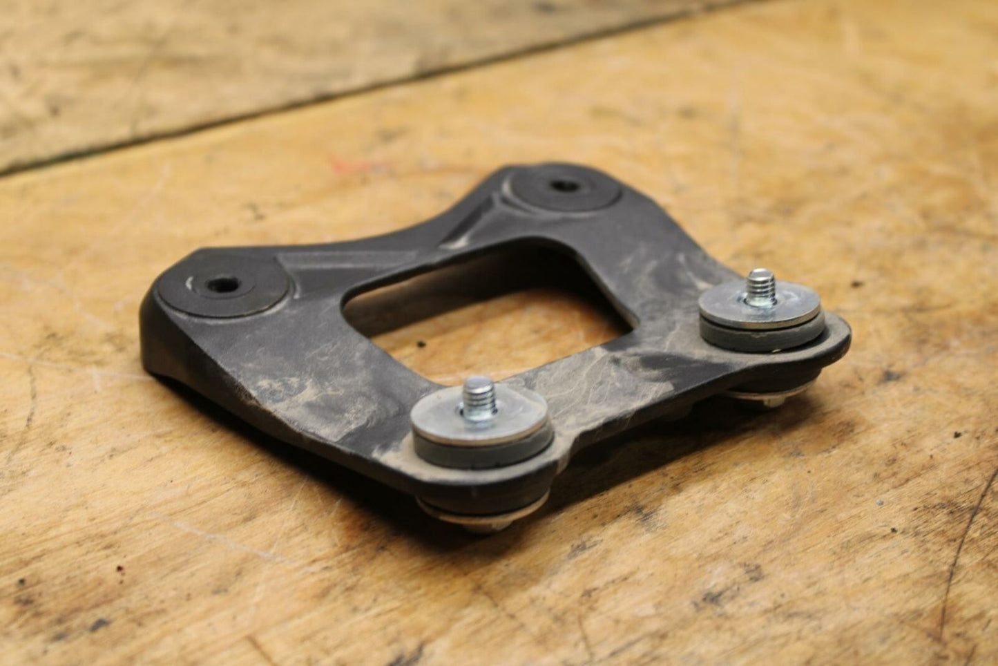 19-20 KAWASAKI NINJA ZX6R FRONT GAS TANK BRACKET MOUNT BB338