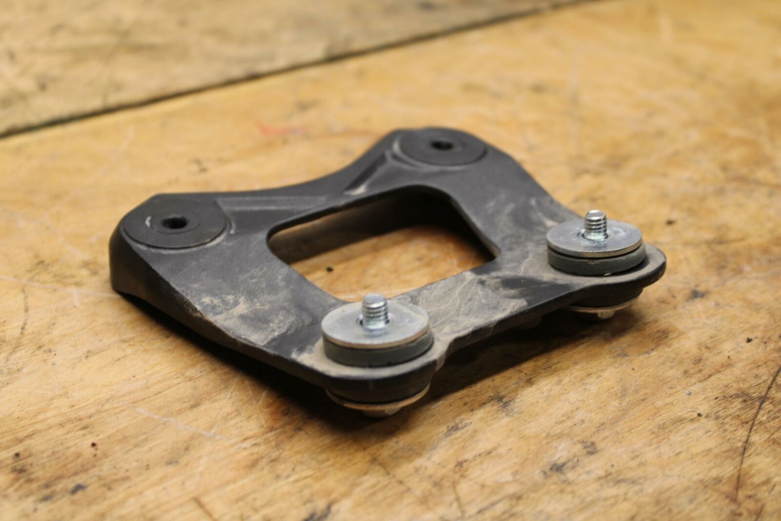 19-20 KAWASAKI NINJA ZX6R FRONT GAS TANK BRACKET MOUNT BB338