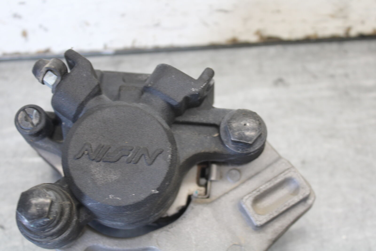 09-14 YAMAHA YZF R1 REAR BACK BRAKE CALIPER W MOUNT BRACKET BB696
