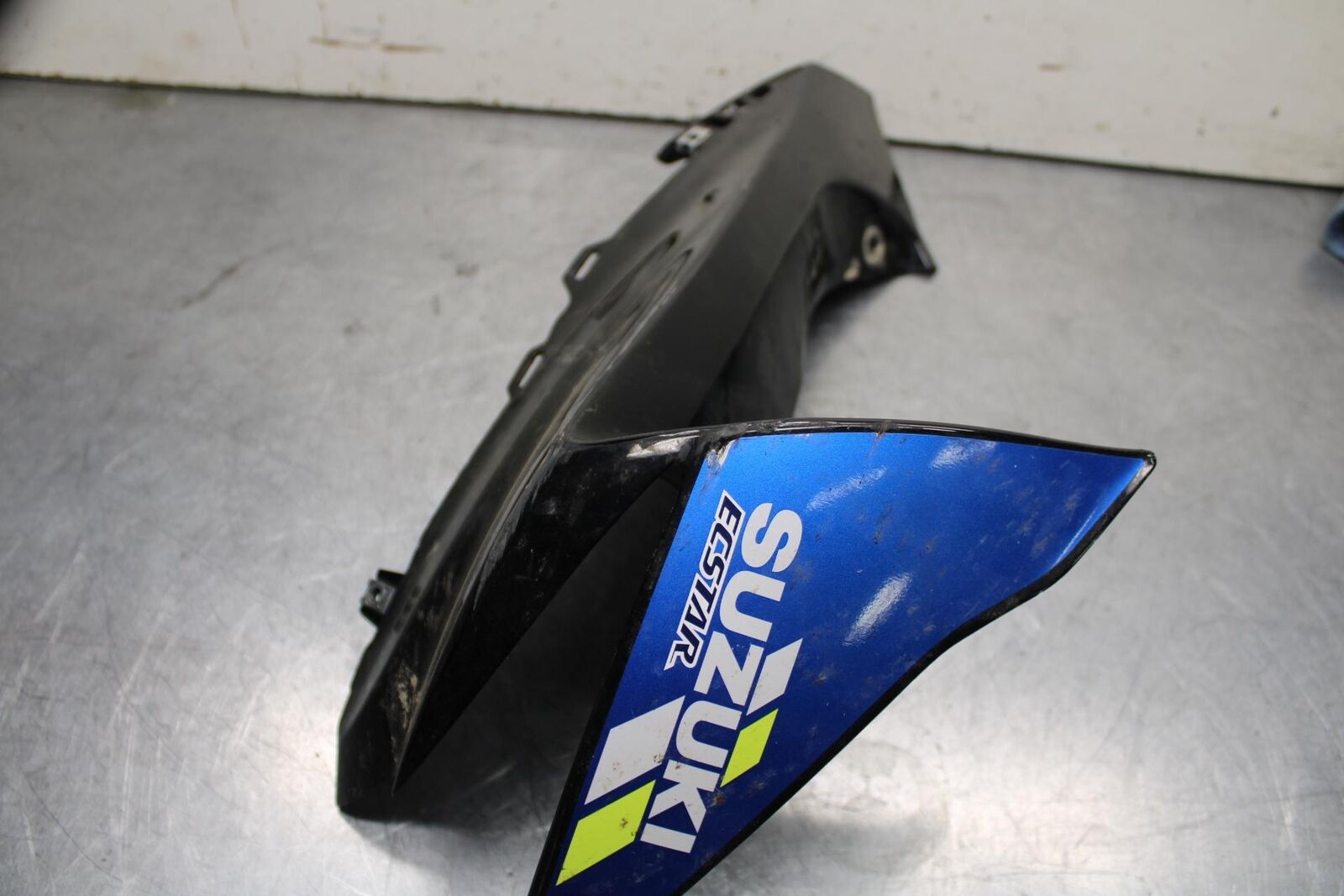 11-23 SUZUKI GSXR 750 RIGHT FRONT UPPER NOSE FAIRING COWL SHROUD BB630