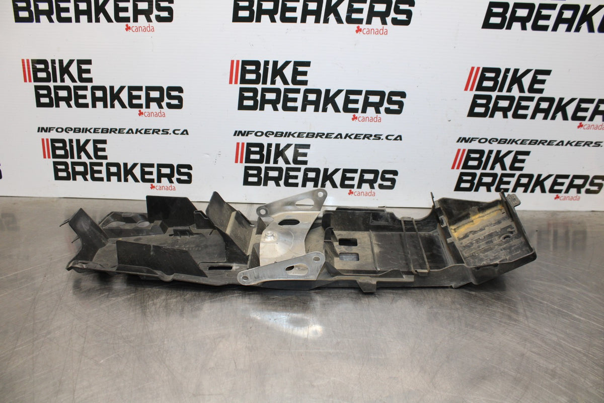 06-07 SUZUKI GSXR 600 REAR BACK TAIL UNDERTAIL BATTERY TRAY PLASTIC BB178