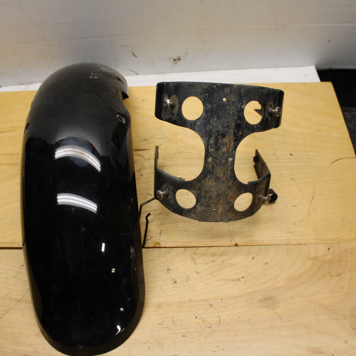 97-04 SUZUKI MARAUDER 800 FRONT WHEEL FENDER BRACE BB312