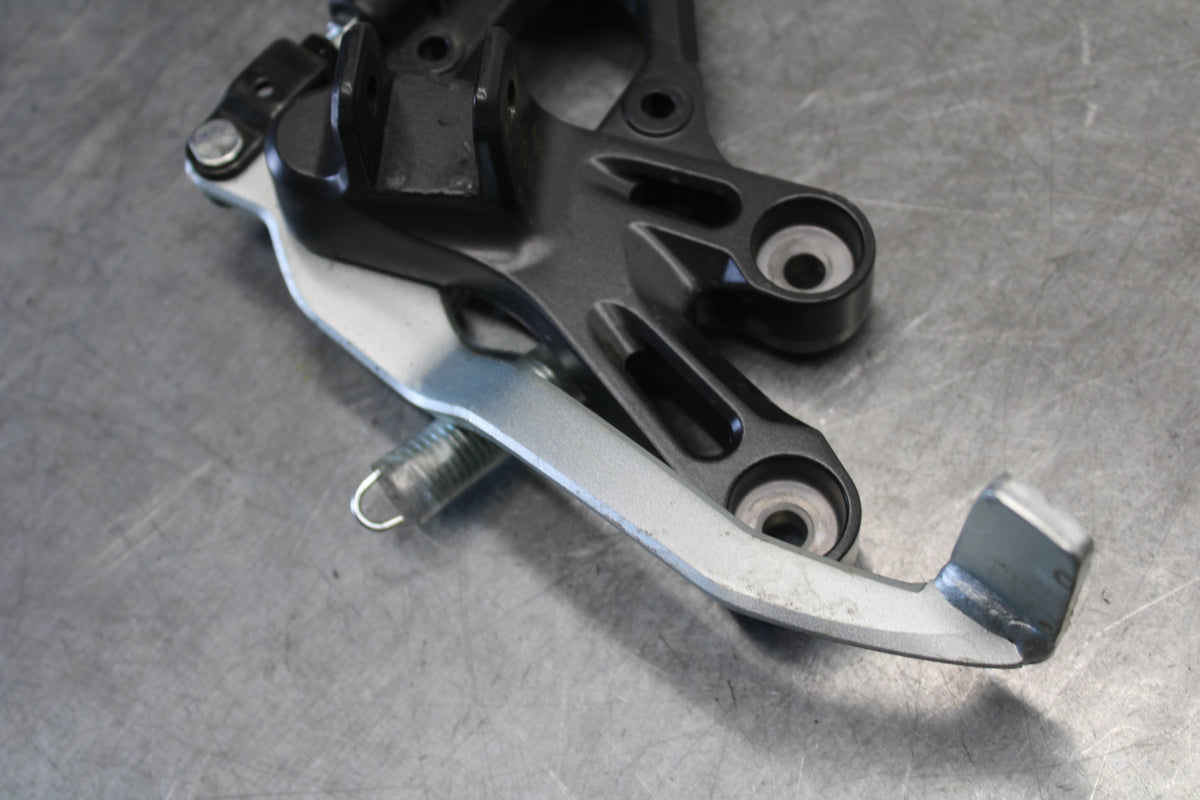 22-23 YAMAHA YZF R7 RIGHT REARSET REAR SET DRIVER FOOT PEG REST STOP BB583