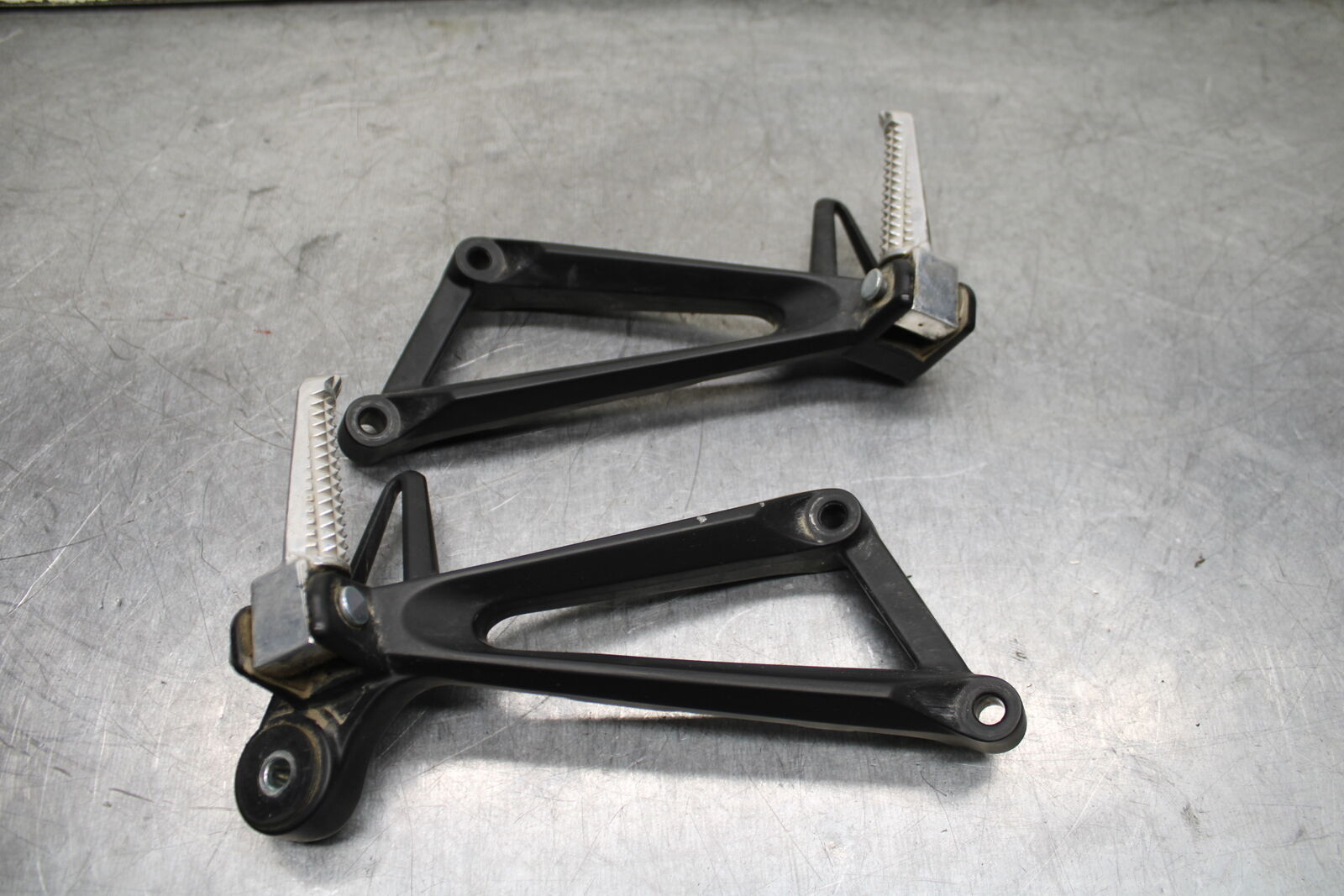 19-24 YAMAHA R3 REAR BACK PASSENGER PEG SET PAIR BB736