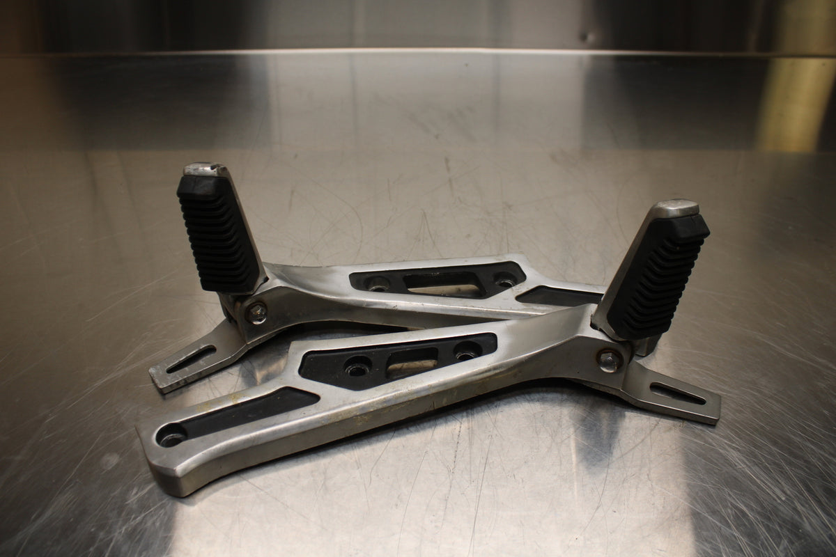 86 SUZUKI GS750ES REAR BACK PASSENGER PEG SET PAIR BB140