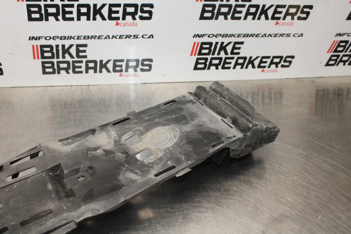 05-06 SUZUKI GSXR1000 REAR BACK TAIL UNDERTAIL BATTERY TRAY PLASTIC BB773