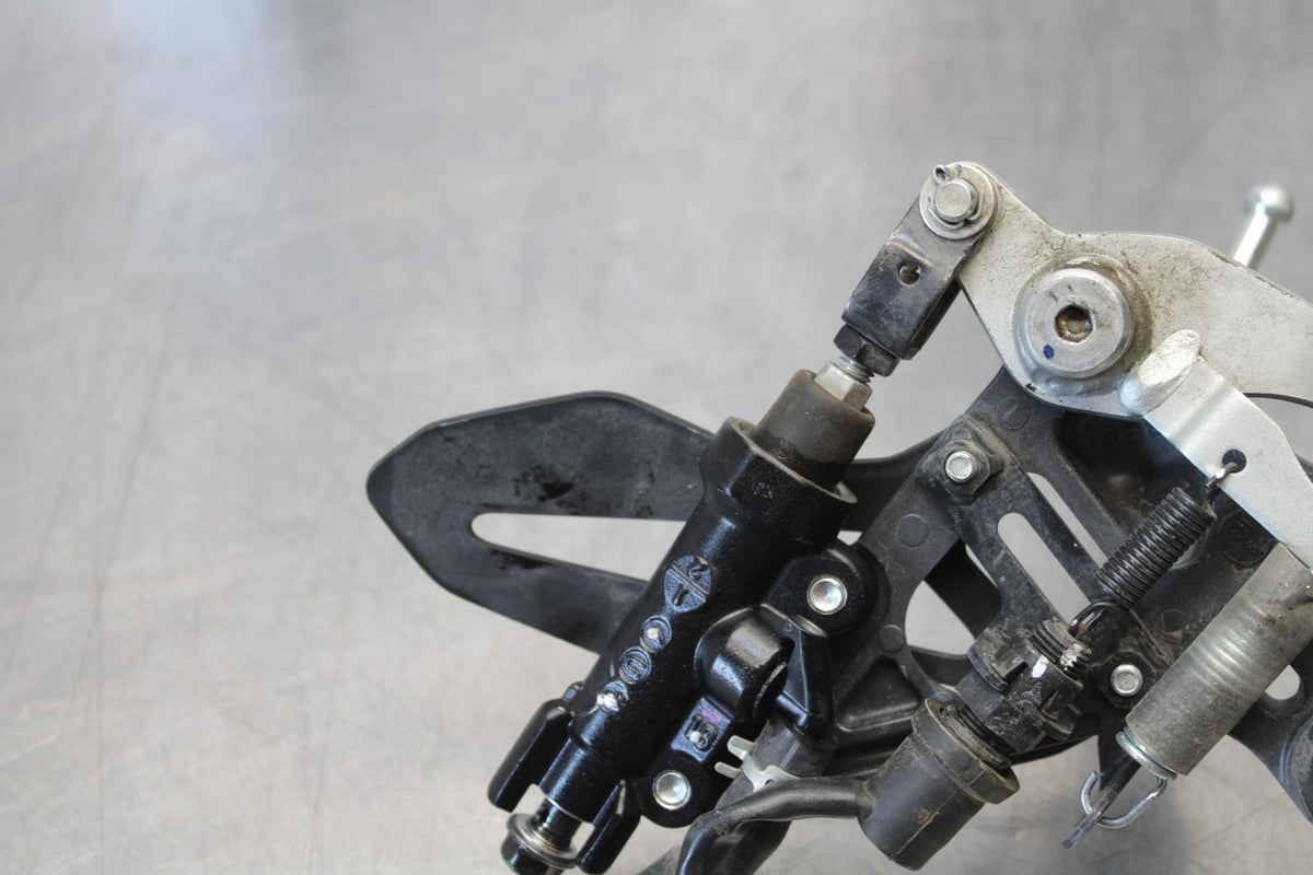 22-25 YAMAHA YZF R7 RIGHT REARSET REAR SET DRIVER FOOT PEG REST STOP BB176