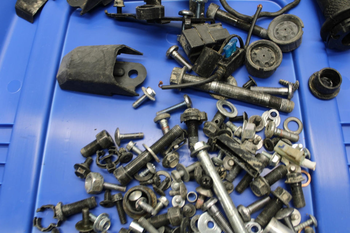 19 YAMAHA YZF R3 LEFTOVER BOLTS HARDWARE MOTOR SCREWS AND MISC. BB56
