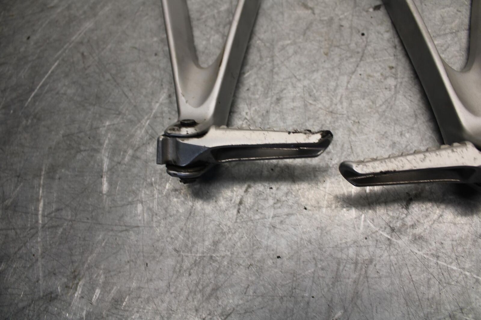 2016 Honda CBR1000RR REAR BACK PASSENGER PEG SET PAIR 50720-MEL-305 BB530