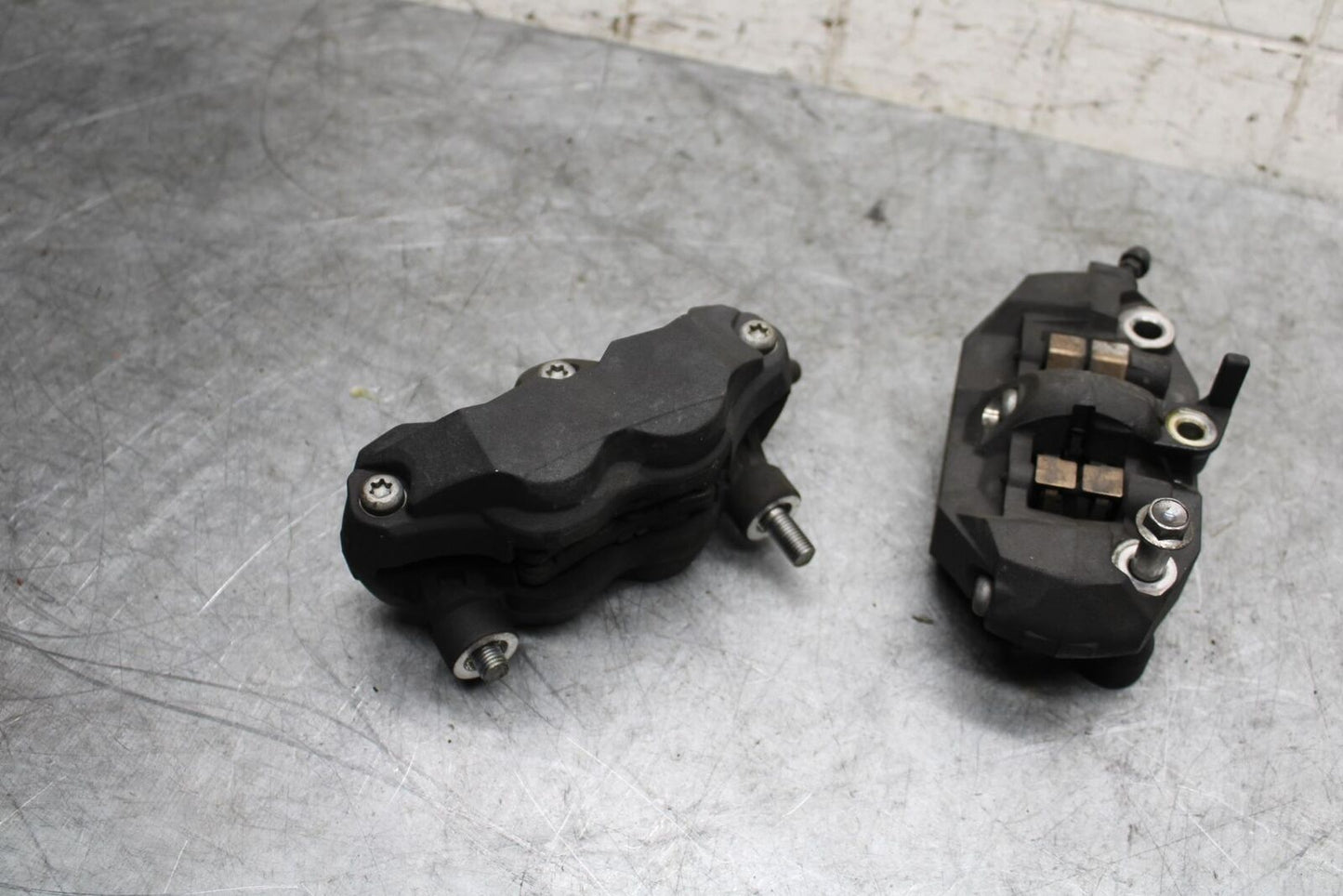 06-07 SUZUKI GSXR600 RIGHT LEFT FRONT BRAKE CALIPER SET PAIR CALIPERS BB543