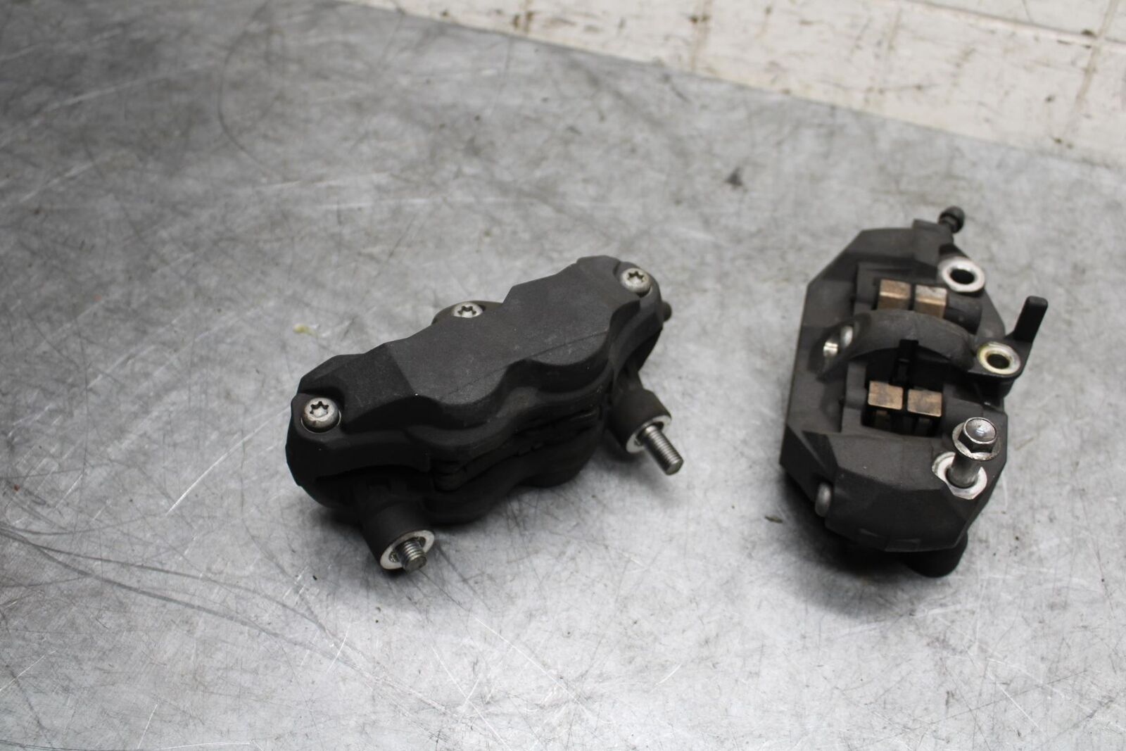 06-07 SUZUKI GSXR600 RIGHT LEFT FRONT BRAKE CALIPER SET PAIR CALIPERS BB543