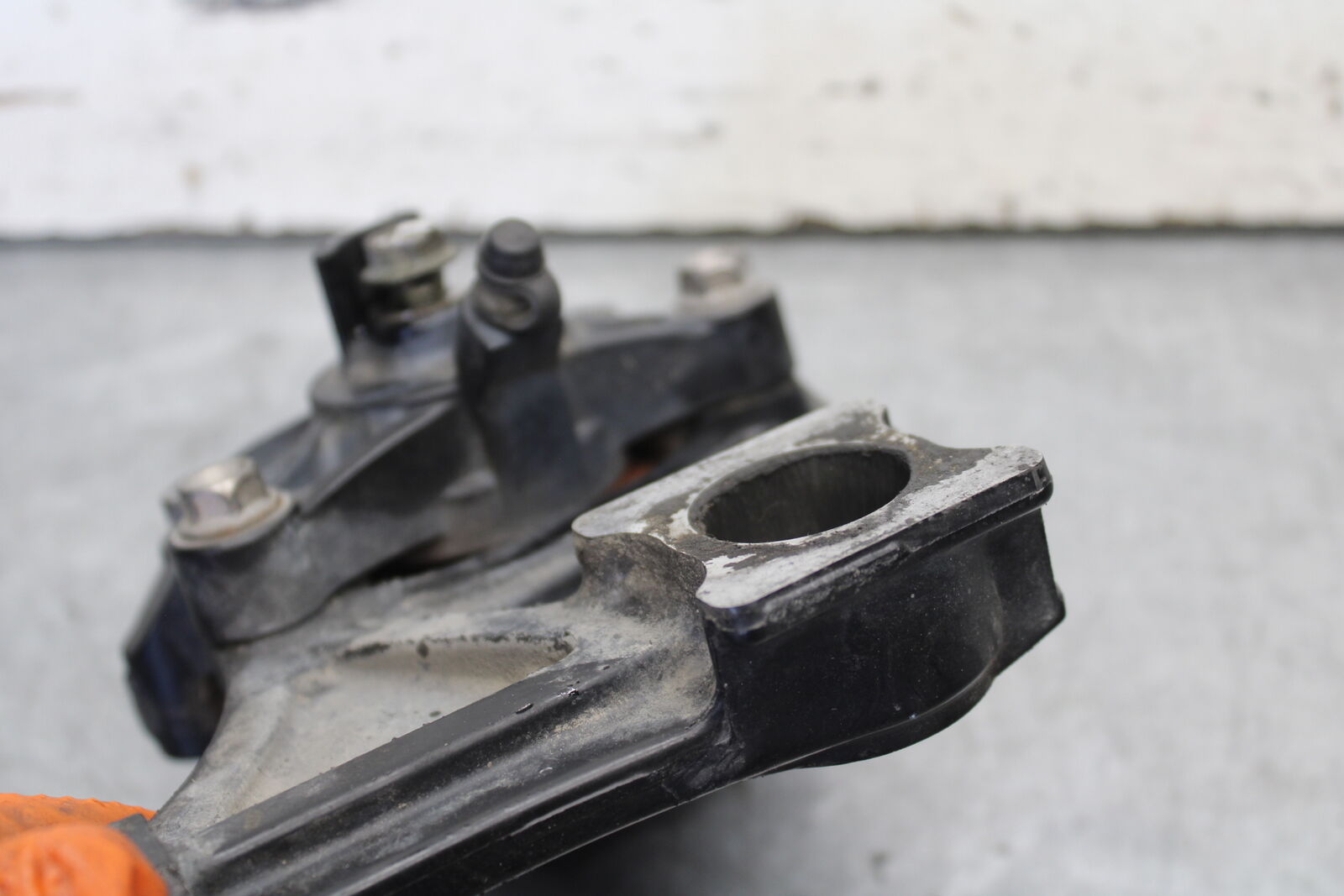 05-06 SUZUKI GSXR1000 REAR BRAKE CALIPER W MOUNT BRACKET 69100-29G20-999 BB663