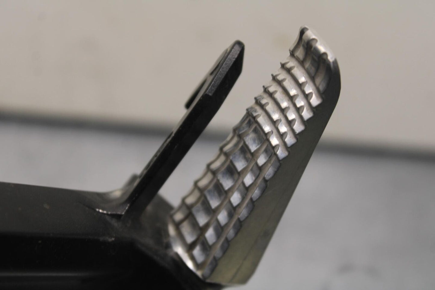 2011 Suzuki GSXR600 REAR BACK PASSENGER PEG SET PAIR BB602