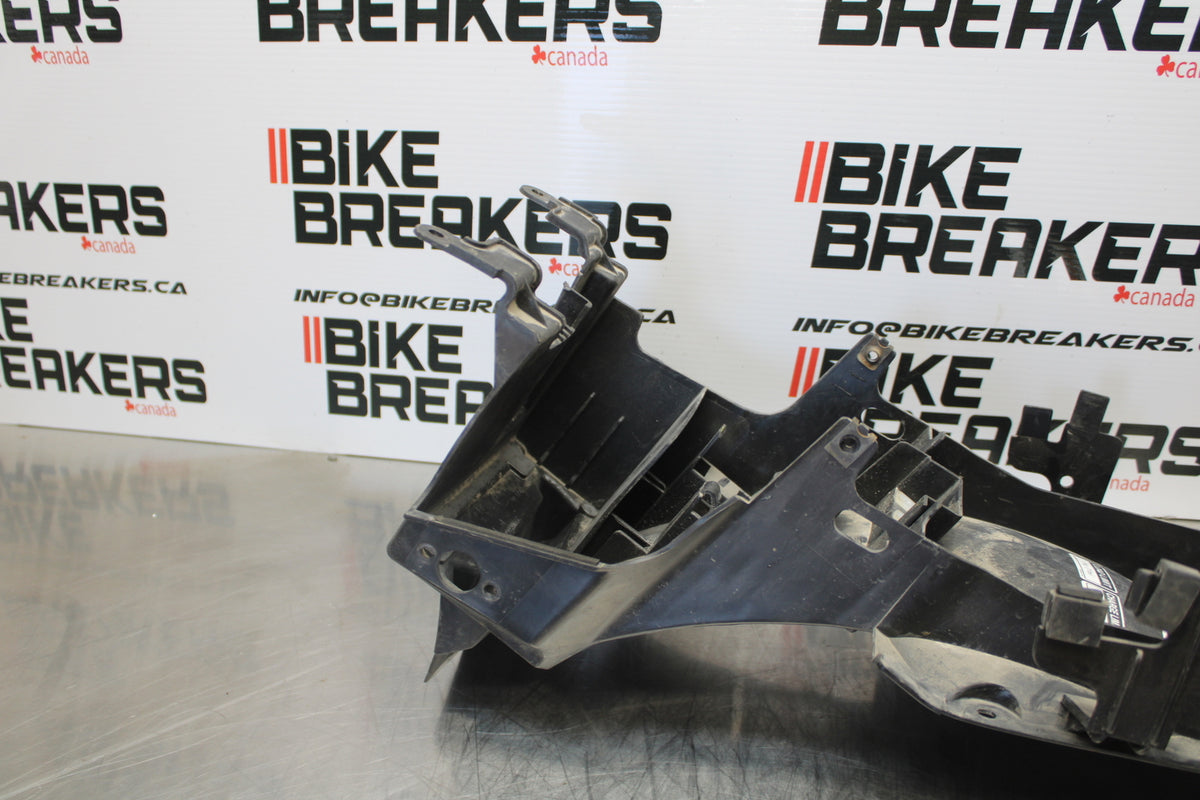 09-15 YAMAHA FZ6R REAR BACK TAIL UNDERTAIL BATTERY TRAY PLASTIC BB161