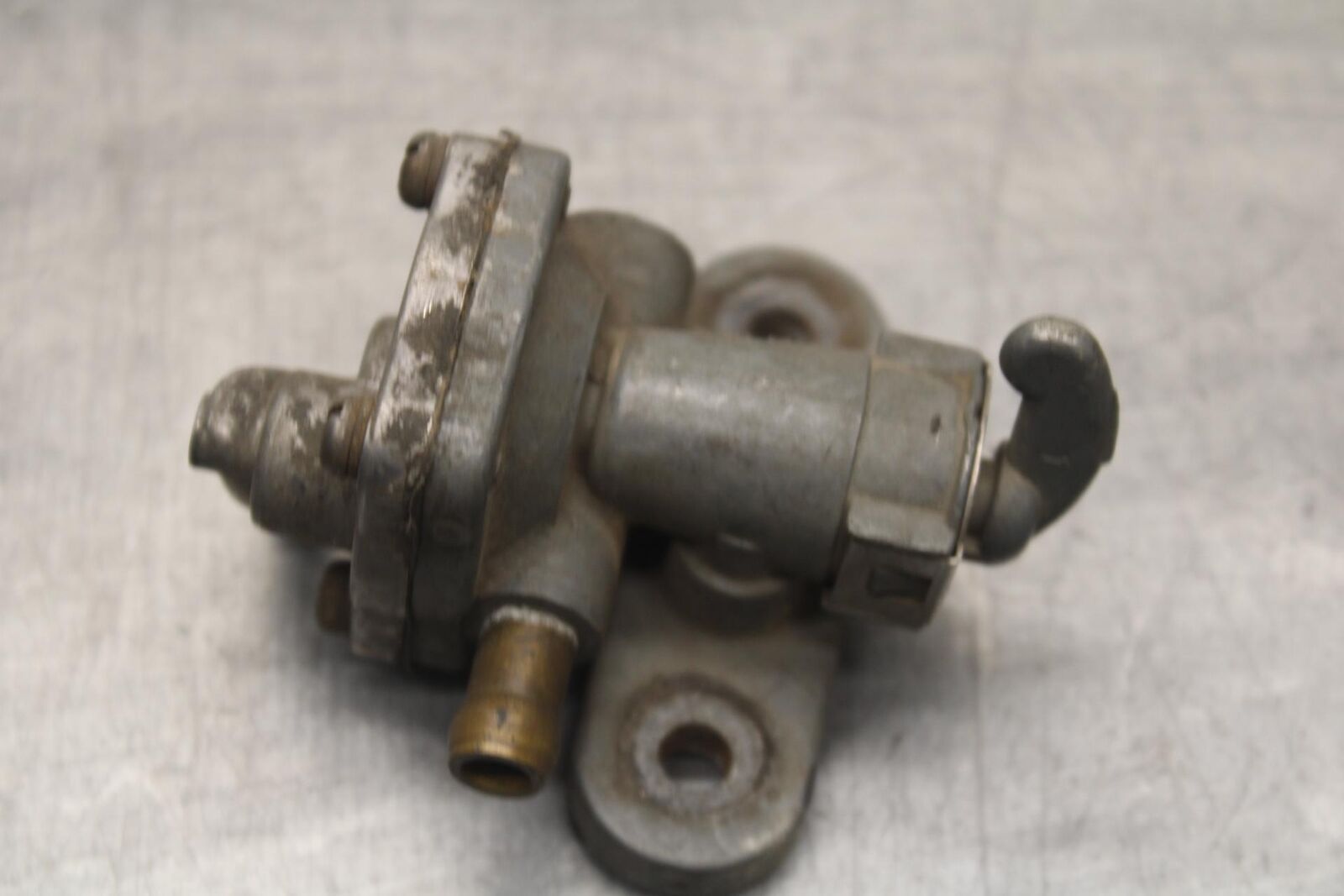 80-83 SUZUKI GS750E FUEL GAS TANK PETCOCK SHUT ON OFF VALVE BB82