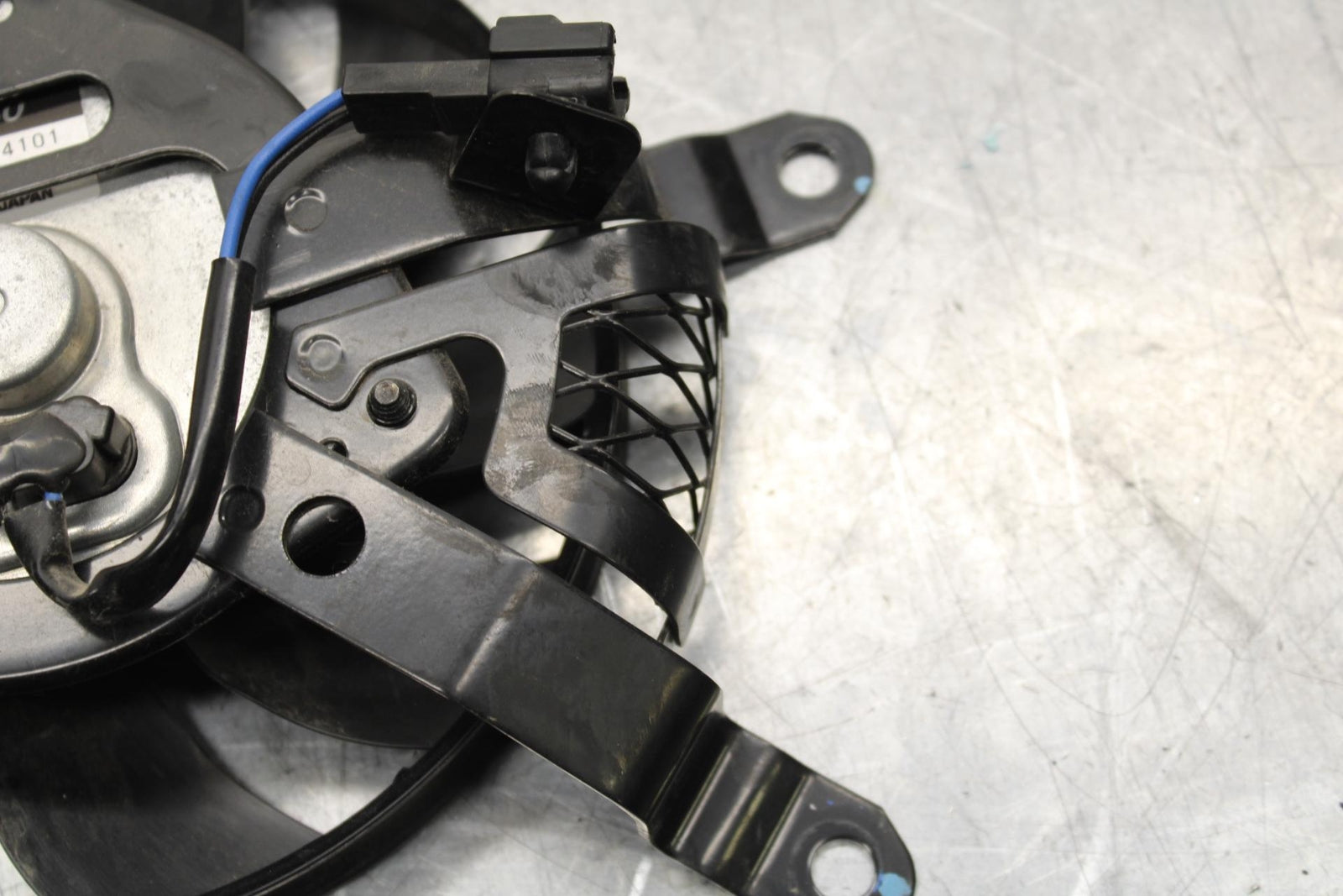 20 SUZUKI GSXR 1000 RIGHT ENGINE RADIATOR COOLING FAN MOTOR BB597