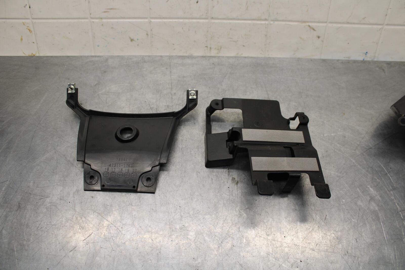 20 SUZUKI GSXR 1000 RIGHT MID UPPER SIDE FAIRING COWL PLASTIC BB597