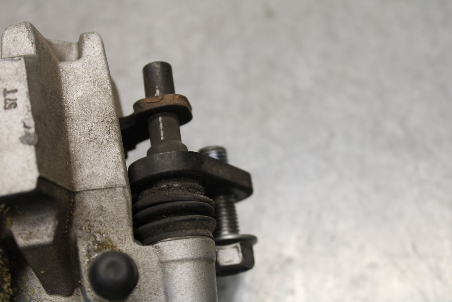 05-06 SUZUKI BOULEVARD M50 RIGHT FRONT BRAKE CALIPER 59100-33DB0-999 BB671