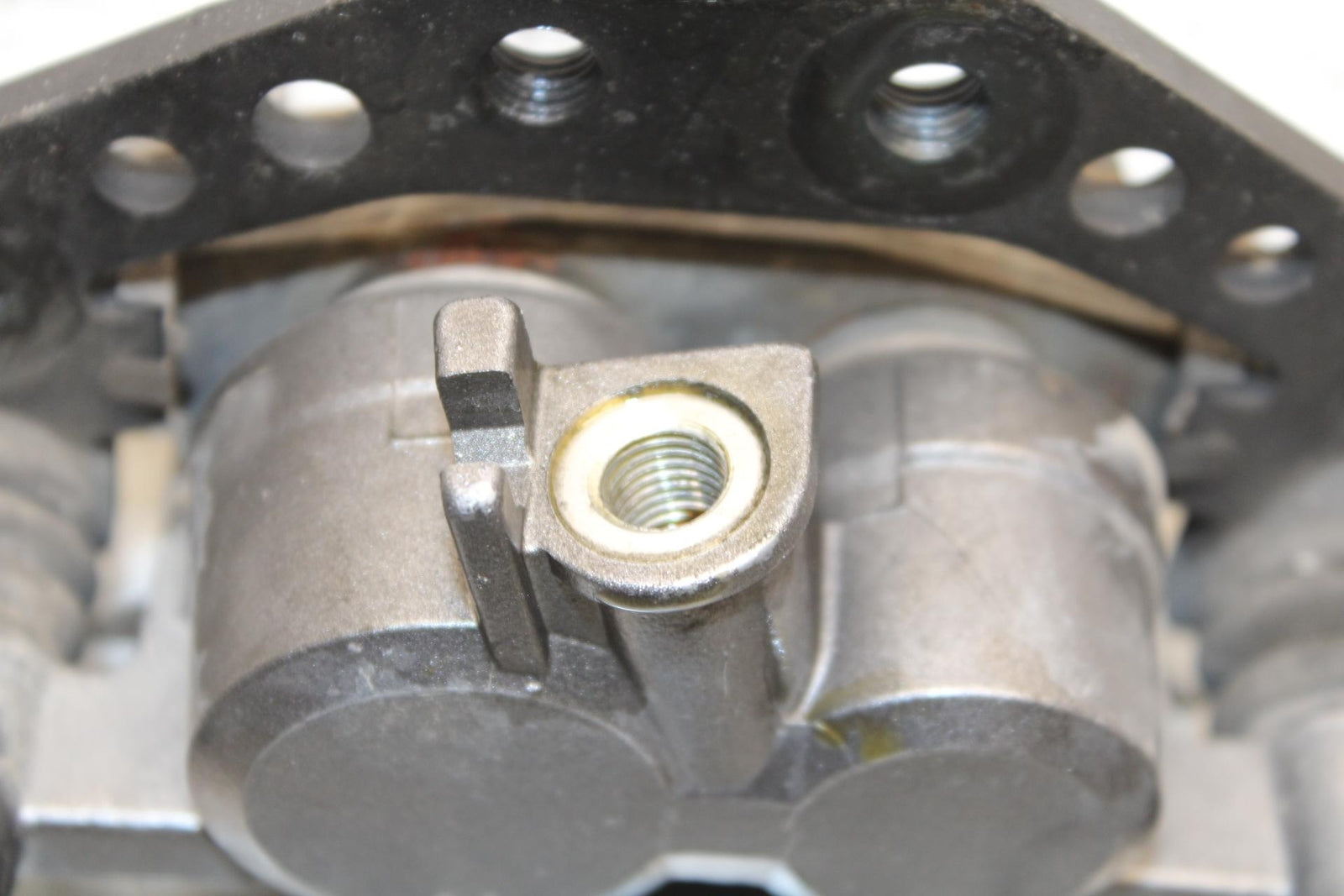 00-01 KAWASAKI ZZR600 REAR BACK BRAKE CALIPER W MOUNT BRACKET BB568