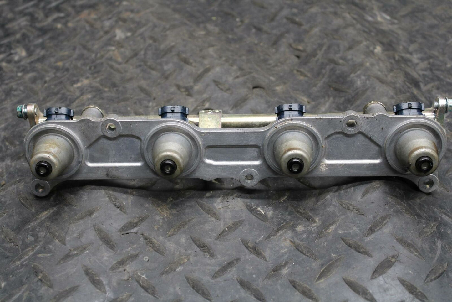 03-04 HONDA CBR600RR SECONDARY FUEL INJECTORS TOP AIRBOX GAS RAIL BB218