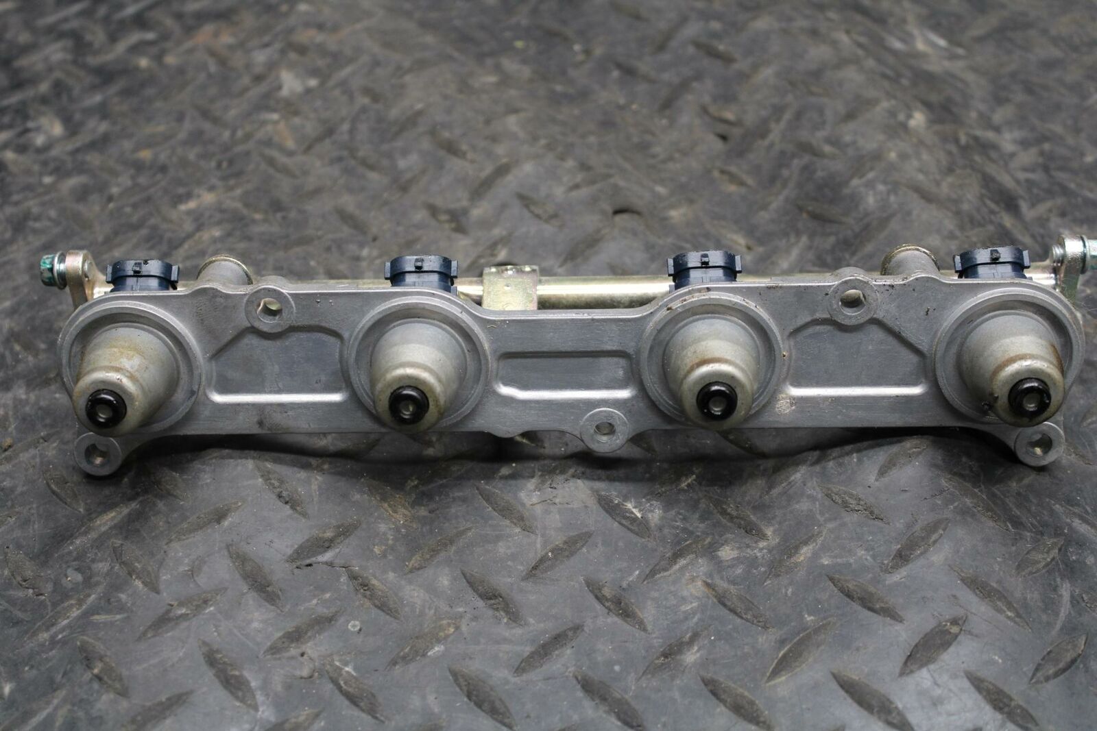 03-04 HONDA CBR600RR SECONDARY FUEL INJECTORS TOP AIRBOX GAS RAIL BB218