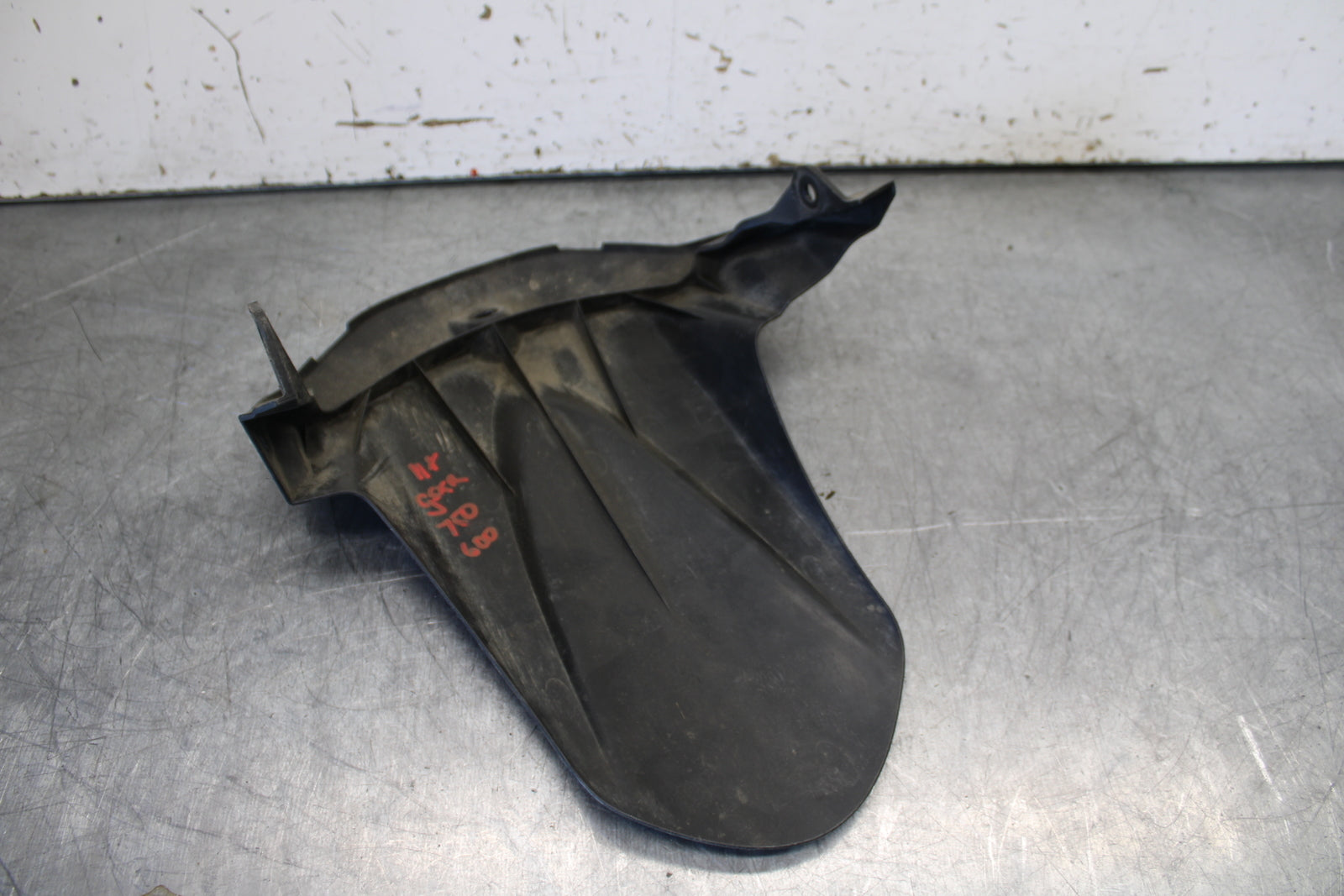 11-24 SUZUKI GSXR  600 750 REAR BACK WHEEL TIRE HUGGER FENDER BB95