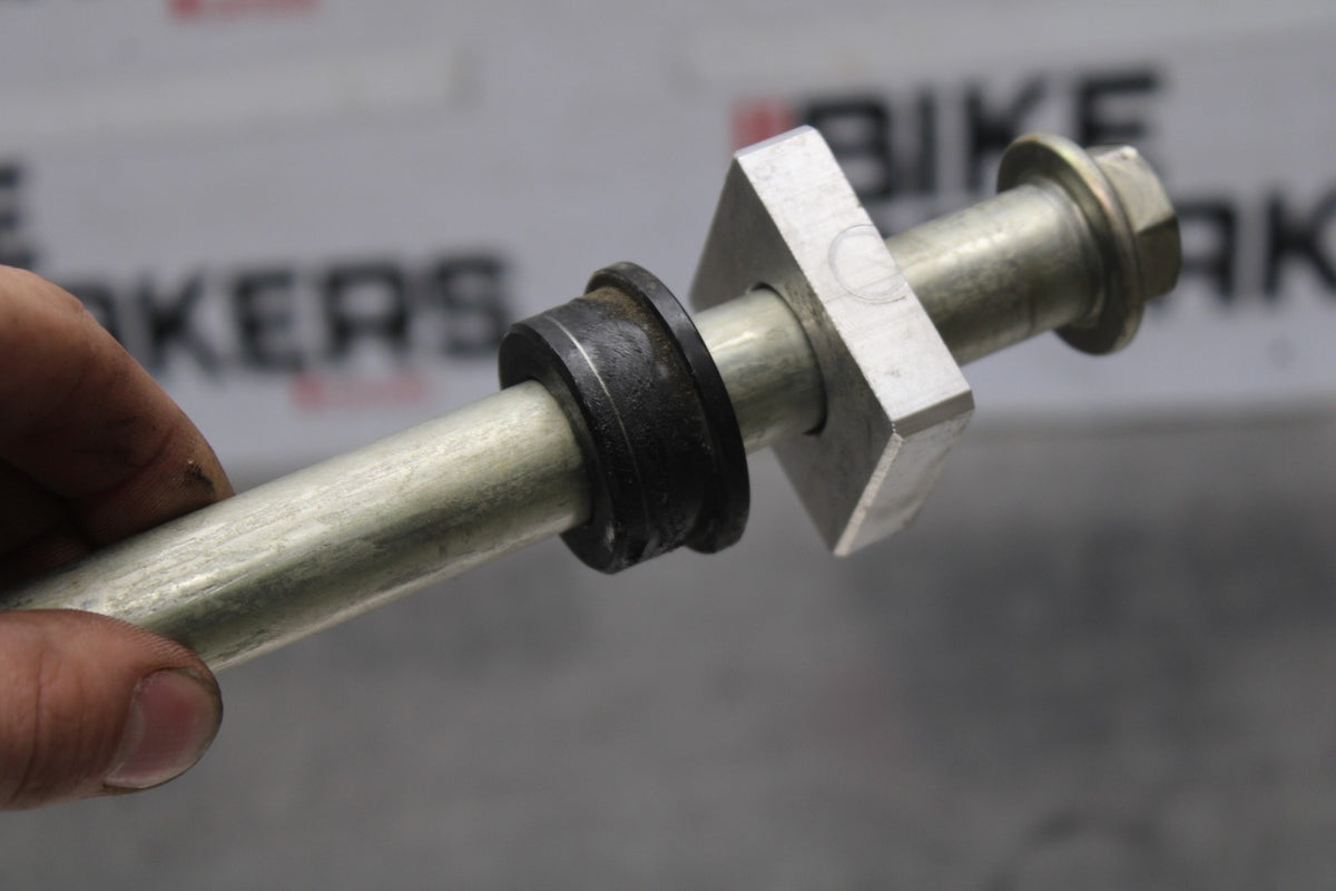 25 KAWASAKI Z900 REAR AXLE BACK WHEEL RIM PIVOT BOLT AXEL BB928