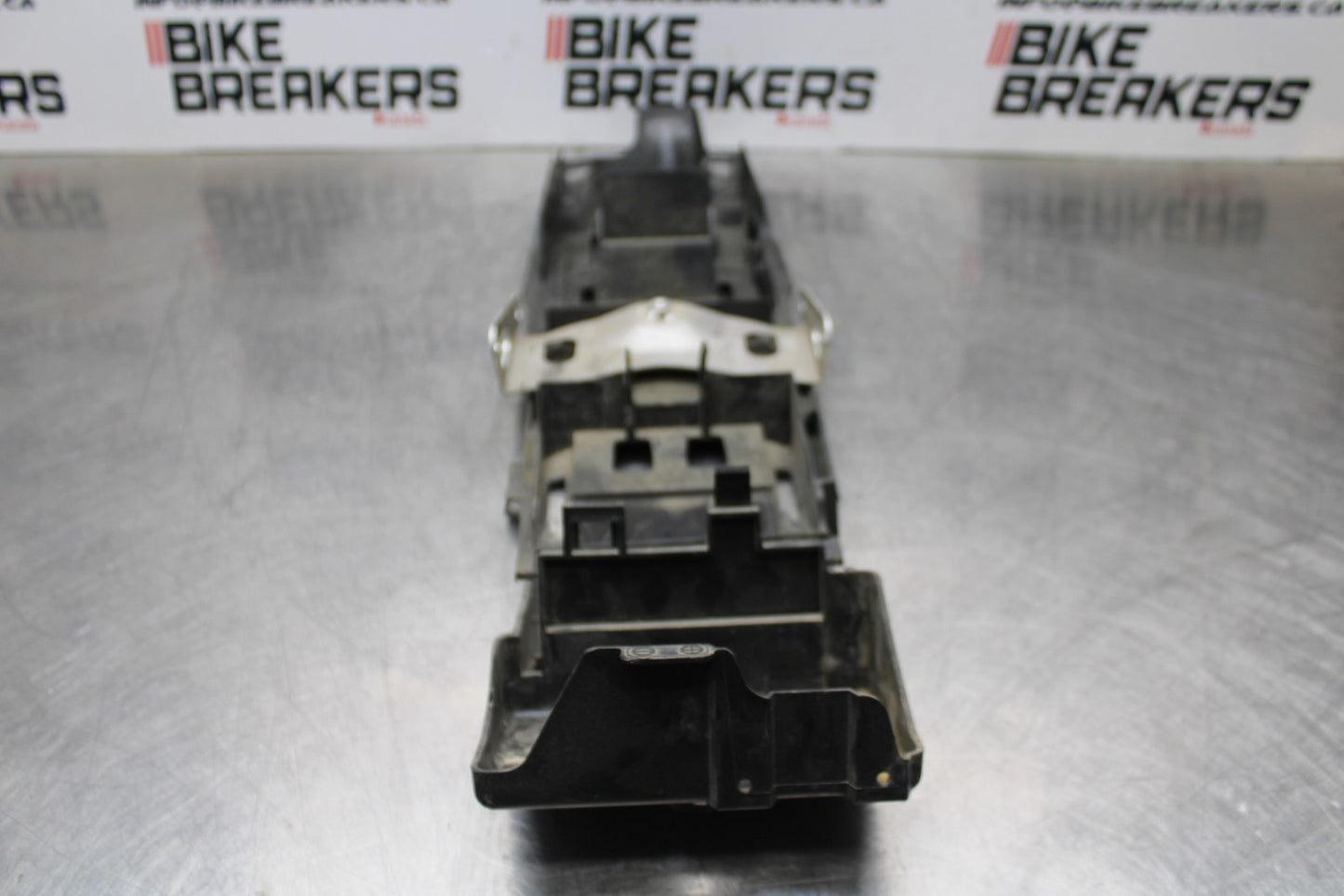 06-07 SUZUKI GSXR 600 REAR BACK TAIL UNDERTAIL BATTERY TRAY PLASTIC BB178