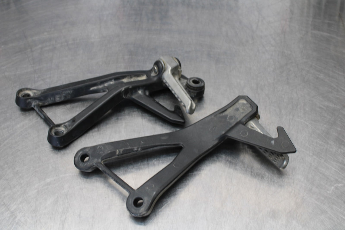 24-25 KAWASAKI NINJA ZX4R REAR BACK PASSENGER PEG SET PAIR BB174