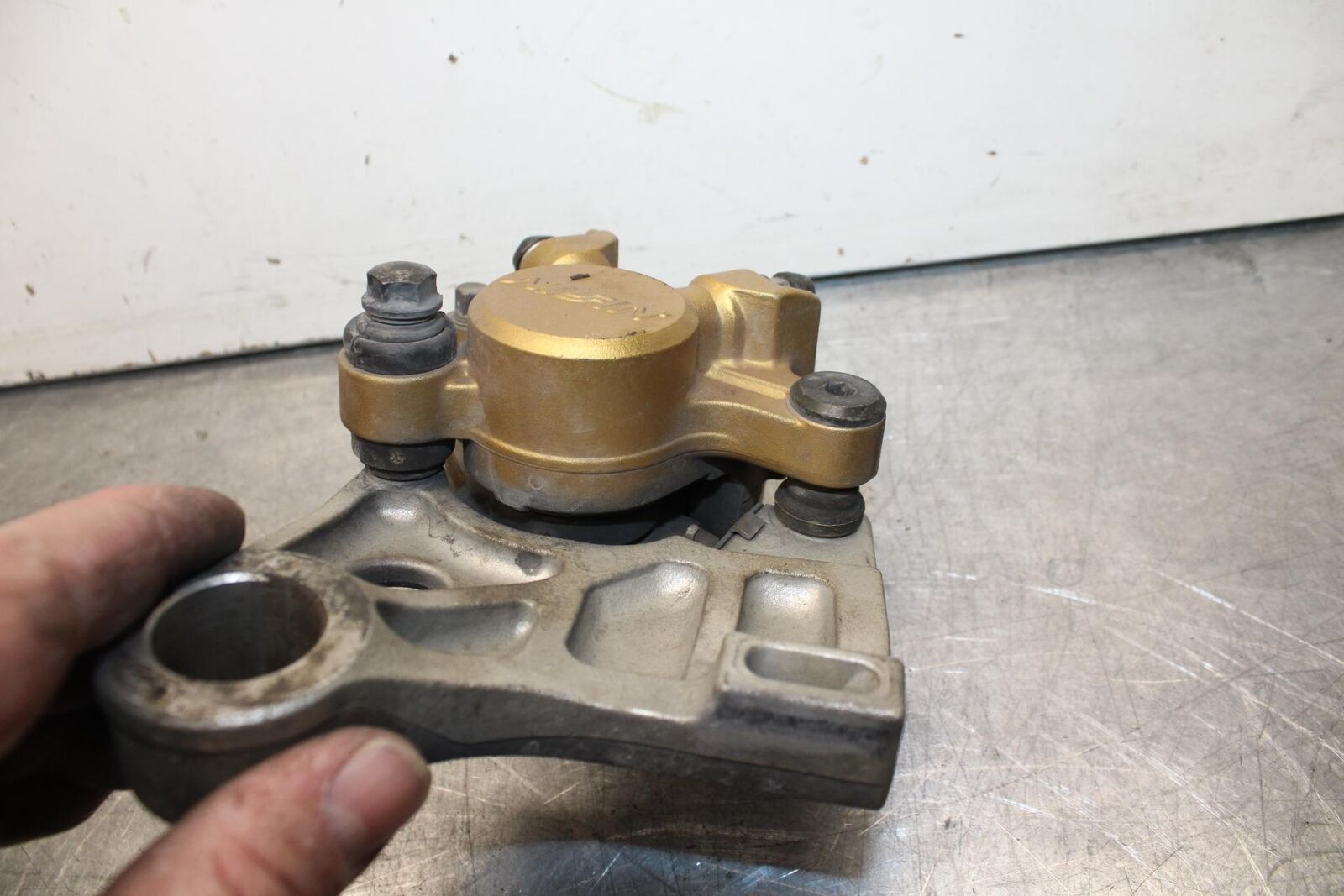 03-04 HONDA CBR600RR REAR  BRAKE CALIPER W MOUNT BRACKET 43150-MEE-006 BB614