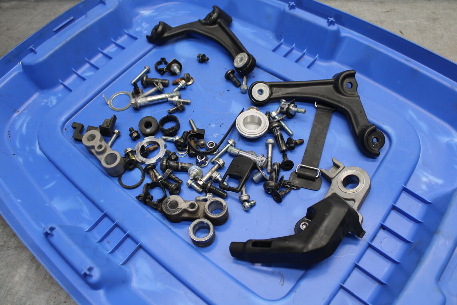 16-21 YAMAHA XSR900 MOUNTING BOLTS HARDWARE MOTOR SCREWS BB664