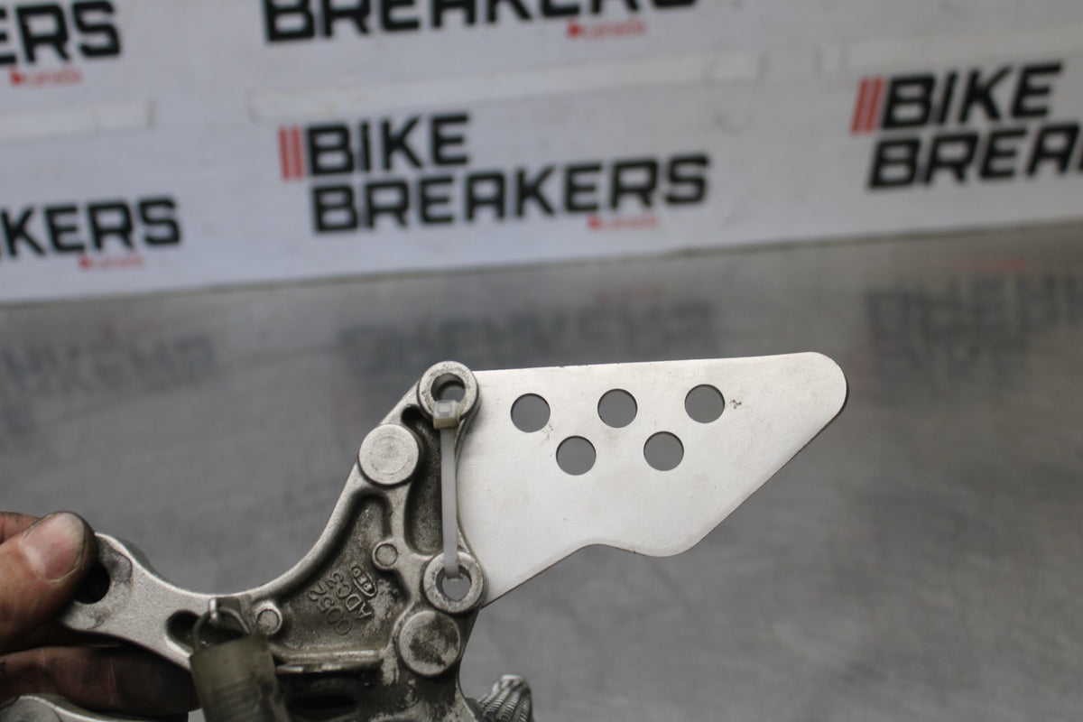 04-05 KAWASAKI NINJA ZX10R RIGHT REARSET REAR SET DRIVER FOOT PEG STOP BB931