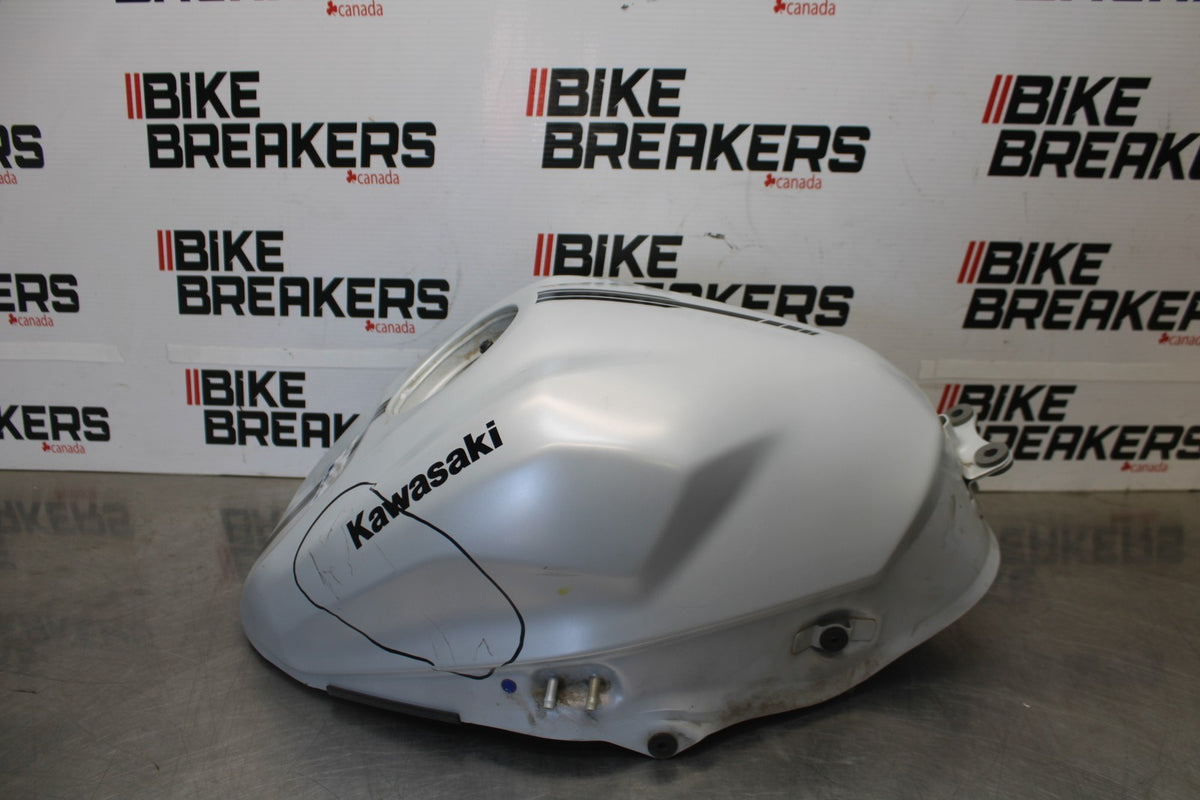 23-26 KAWASAKI NINJA ZX4RR GAS TANK FUEL CELL PETROL RESERVOIR BB898