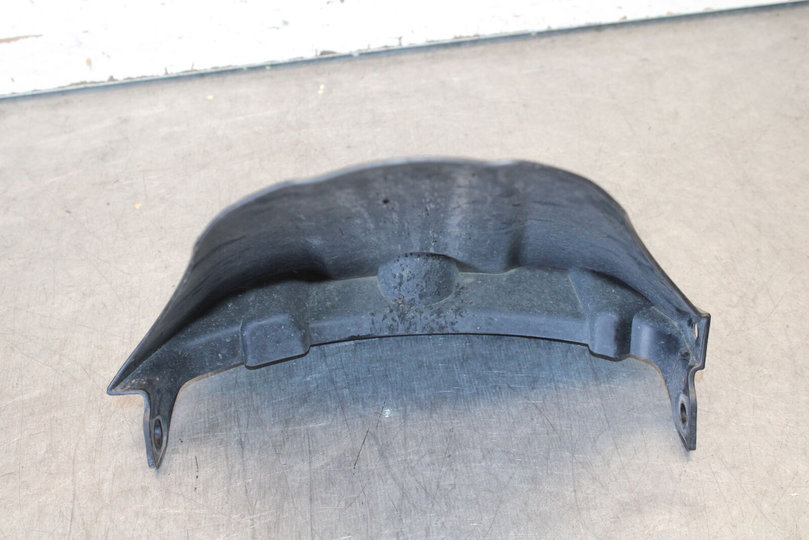 05-06 SUZUKI GSXR1000 REAR BACK WHEEL TIRE HUGGER FENDER 63114-41G00-291 BB663