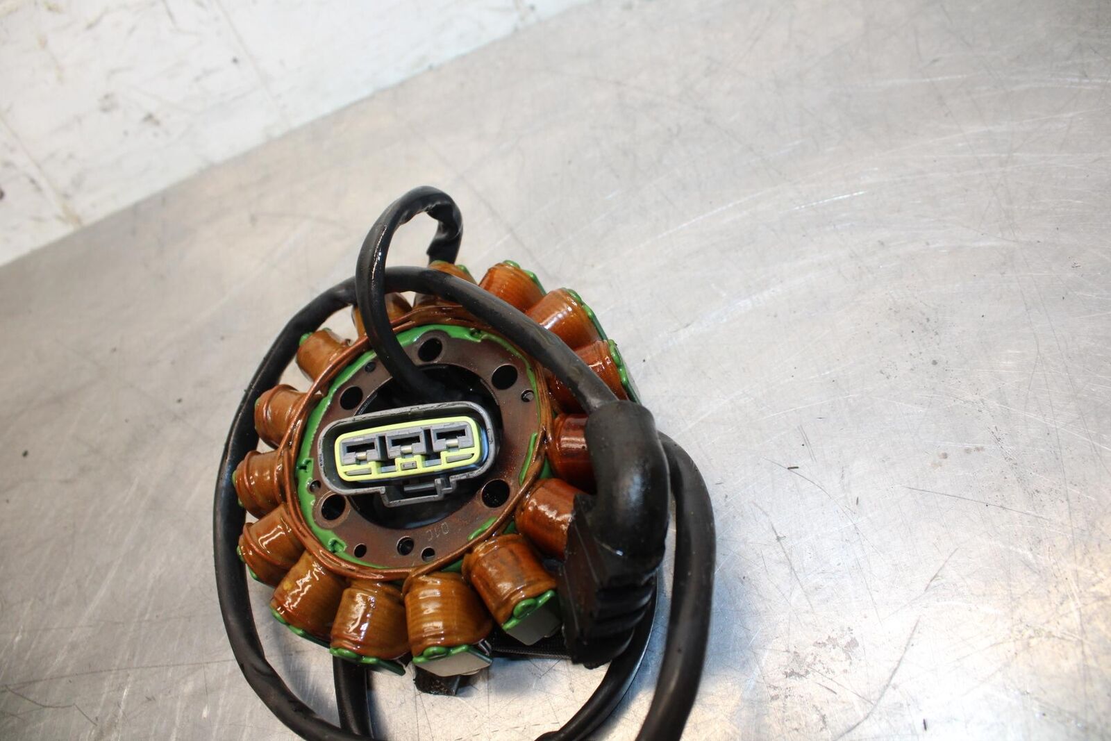 09-14 YAMAHA YZF R1 STATOR GENERATOR ALTERNATOR MAGNETO 14B-81410-00-00 BB471