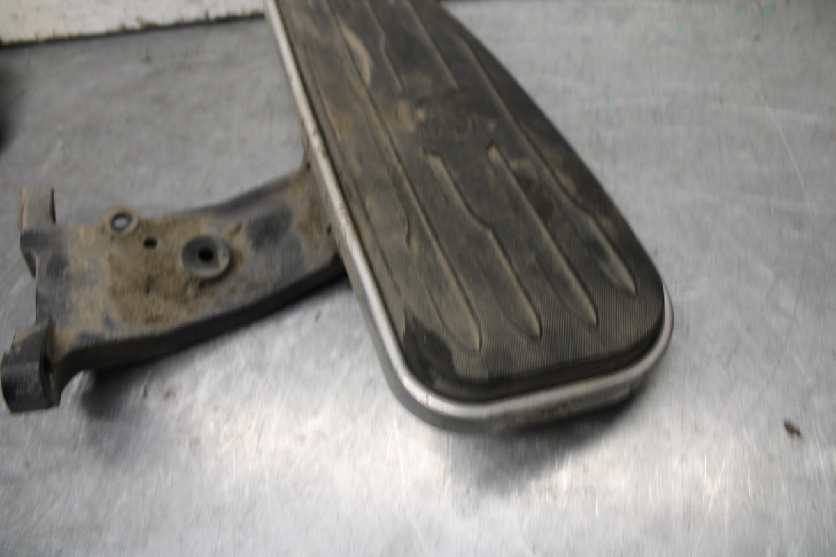 05-06 YAMAHA ROYAL STAR FRONT FOOT RESTS PEGS STEPS SET PAIR BB697