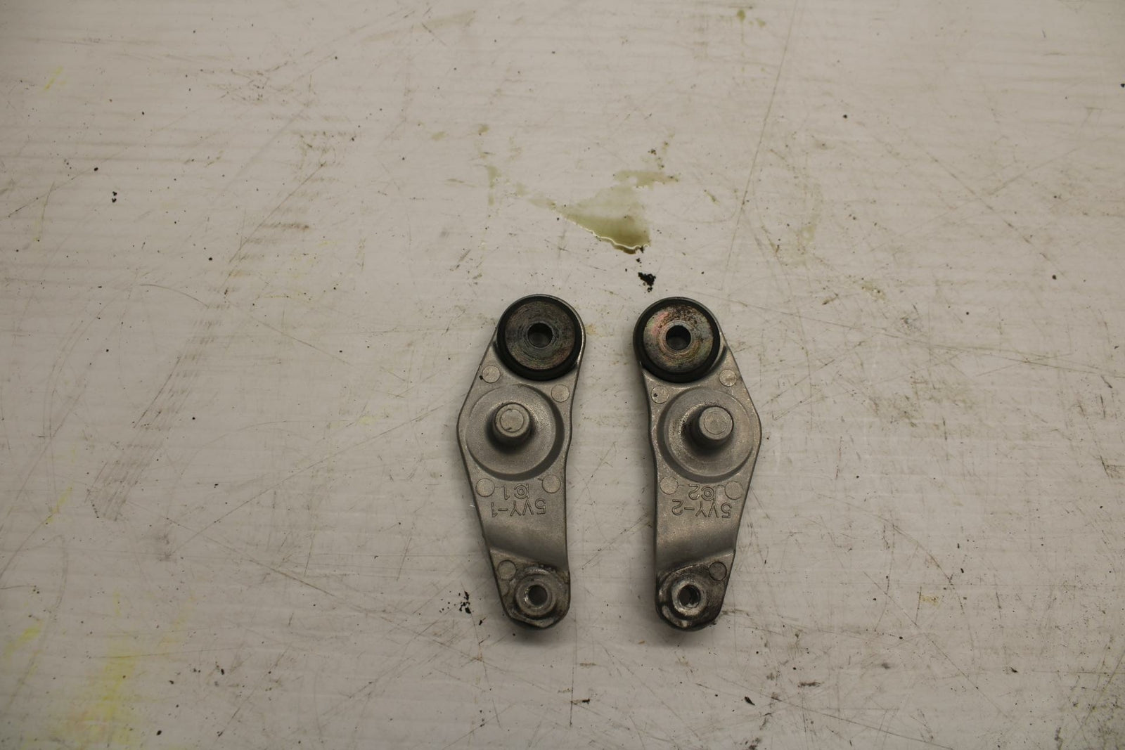 06 YAMAHA YZF R1 FRONT GAS TANK BRACKET MOUNT BB282