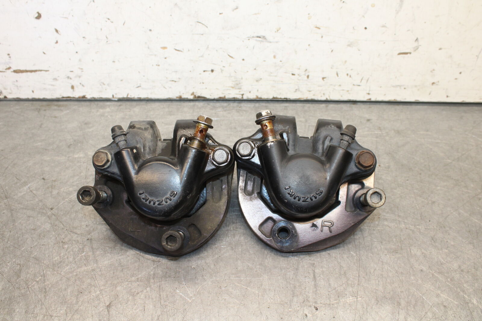 85-86 SUZUKI MADURA 1200 RIGHT LEFT FRONT BRAKE CALIPER SET PAIR CALIPERS  BB691