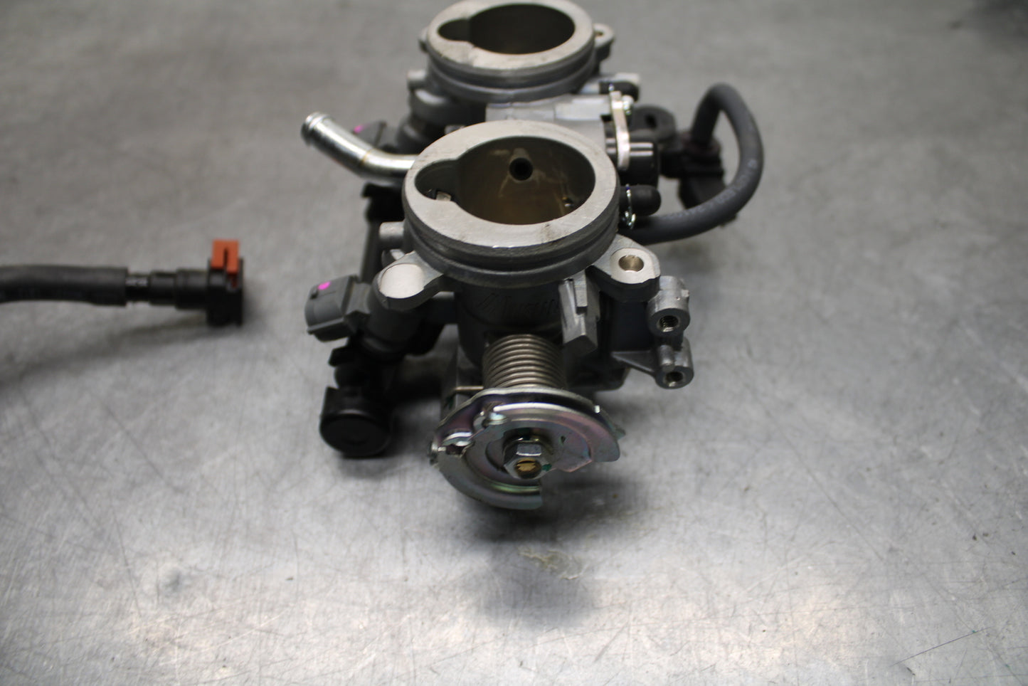 24 KAWASAKI NINJA 500 ABS MAIN FUEL INJECTORS / THROTTLE BODIES BB730