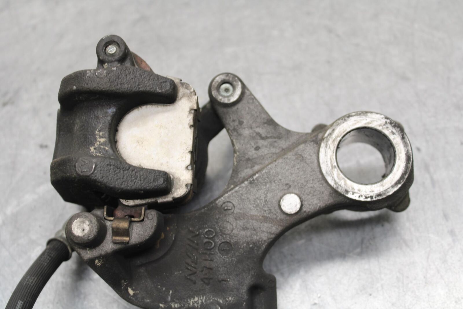 11-23 SUZUKI GSXR 750 REAR BACK BRAKE CALIPER W MOUNT BRACKET BB630