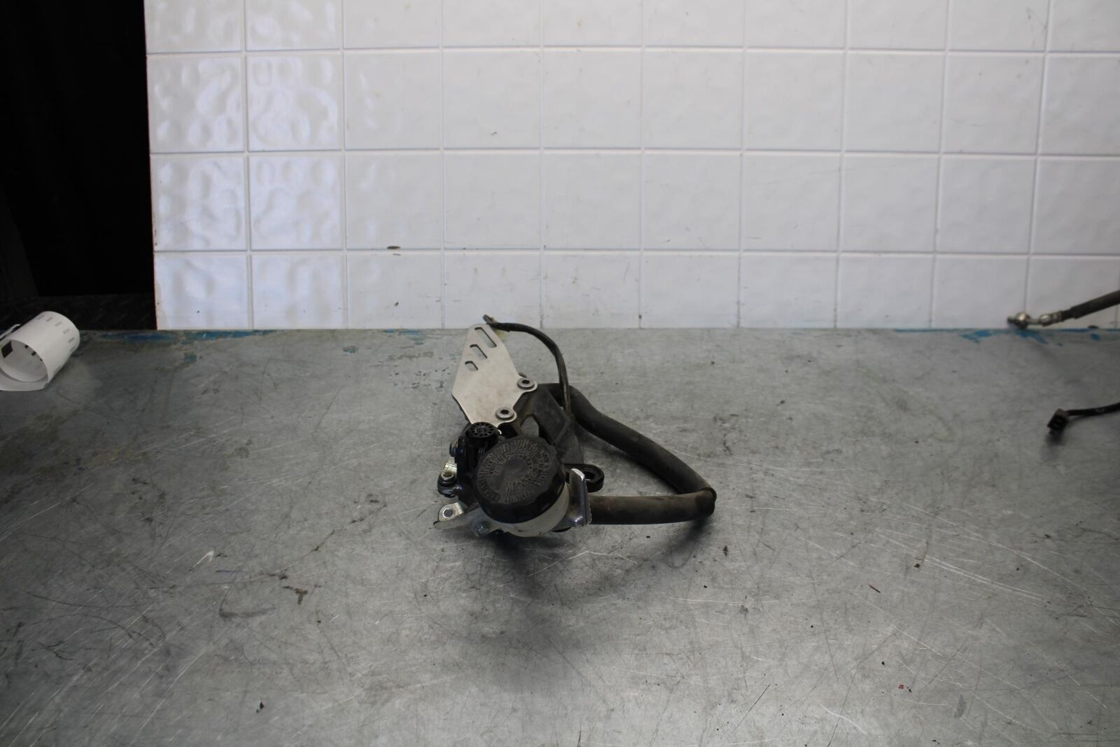 06-07 KAWASAKI NINJA ZX14R RIGHT REARSET R SET DRIVER FT PEG BRACKET MOUNT BB433