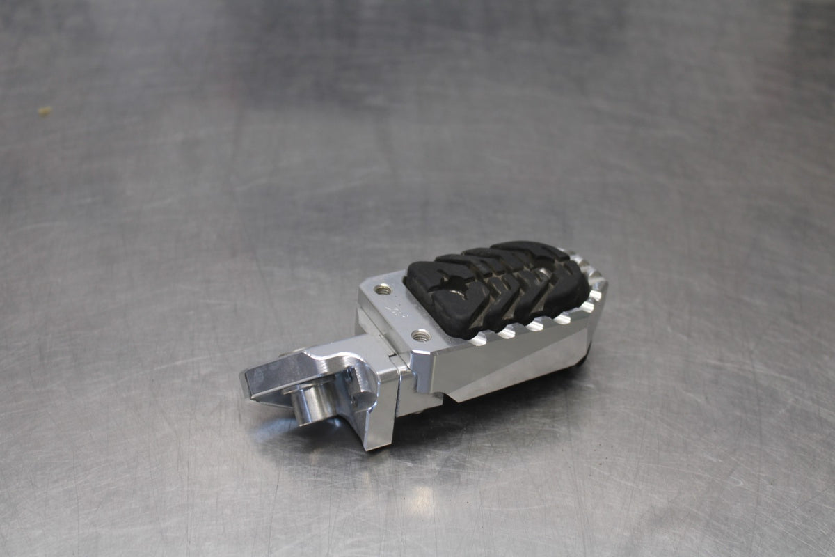 19 BMW F750GS AFTERMARKET RIGHT FRONT FOOT REST PEG STEP BB938