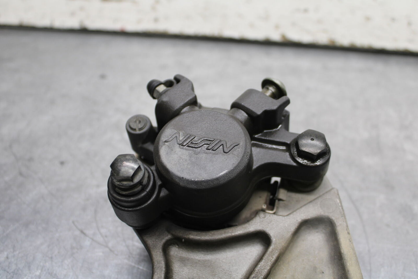 06-07 YAMAHA YZF R6 REAR BACK BRAKE CALIPER W MOUNT BRACKET BB742