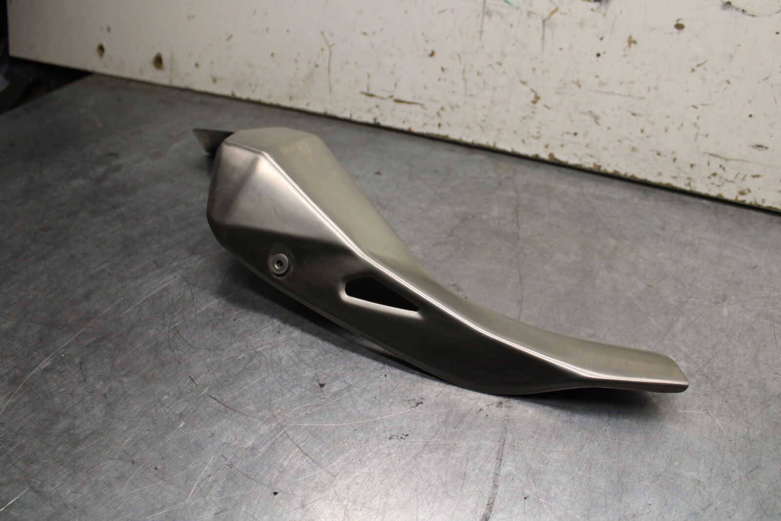 19-22 KAWASAKI Z400 REAR BACK MUFFLER EXHAUST PIPE COVER HEAT SHIELD GUARD BB738