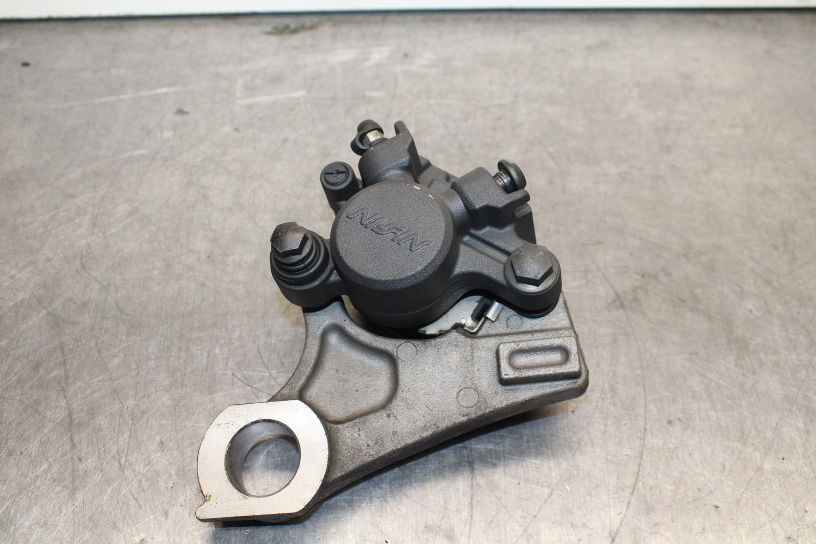 09-14 YAMAHA YZF R1 REAR BACK BRAKE CALIPER W MOUNT BRACKET BB119