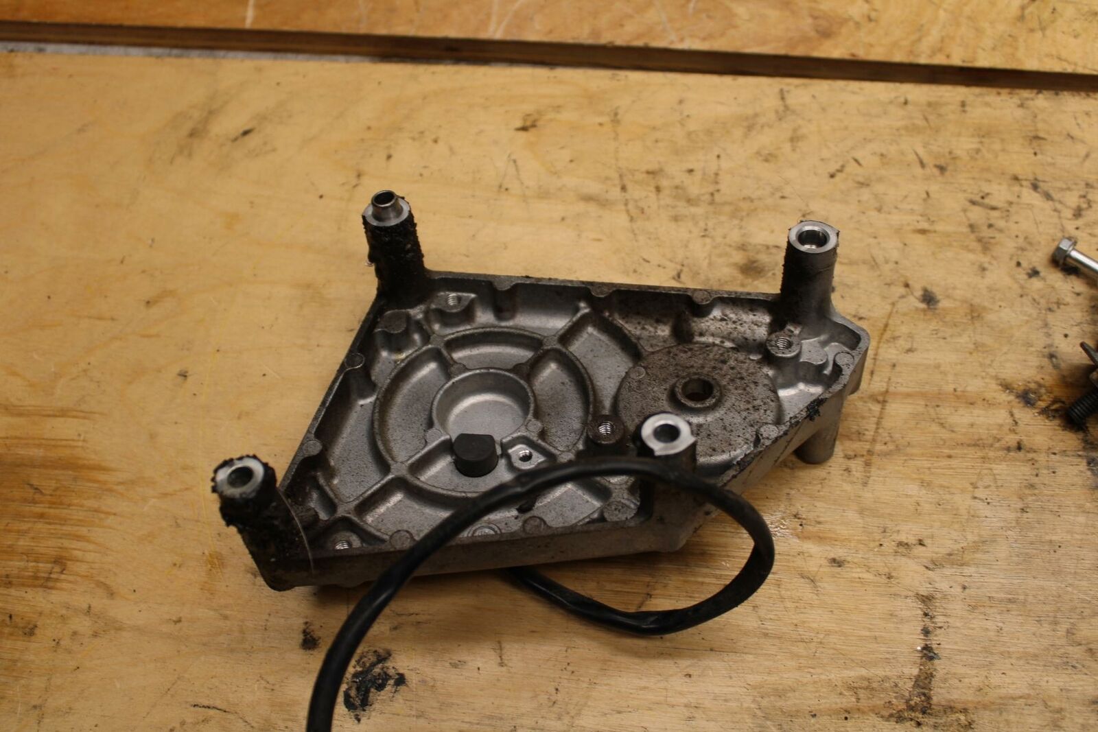 07-12 SUZUKI BANDIT 650S SPEED SPEEDOMETER SENSOR BRACKET BB328