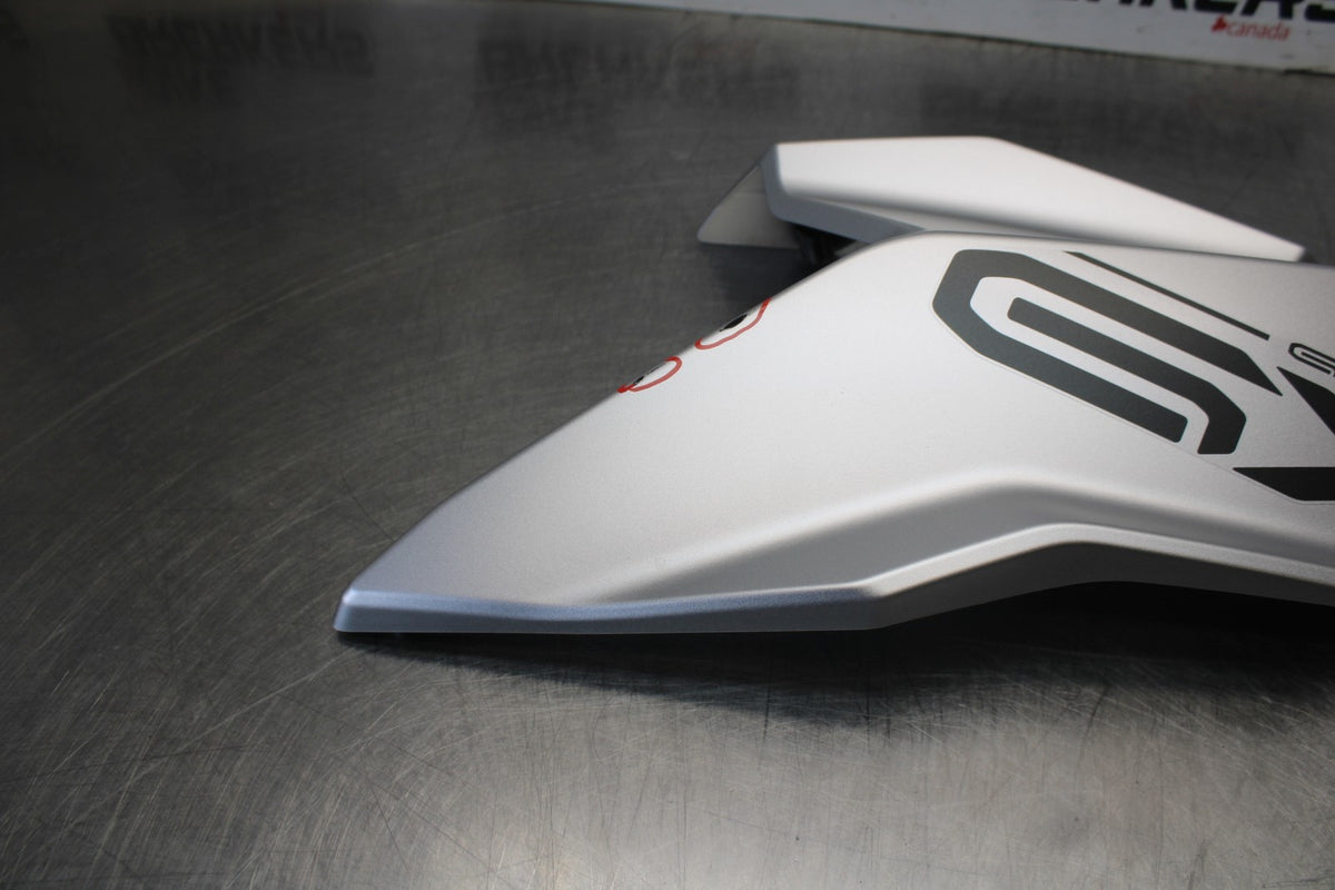 24-26 SUZUKI GSXS1000GX RIGHT FRONT UPPER MID SIDE FAIRING COWL PLASTIC BB00