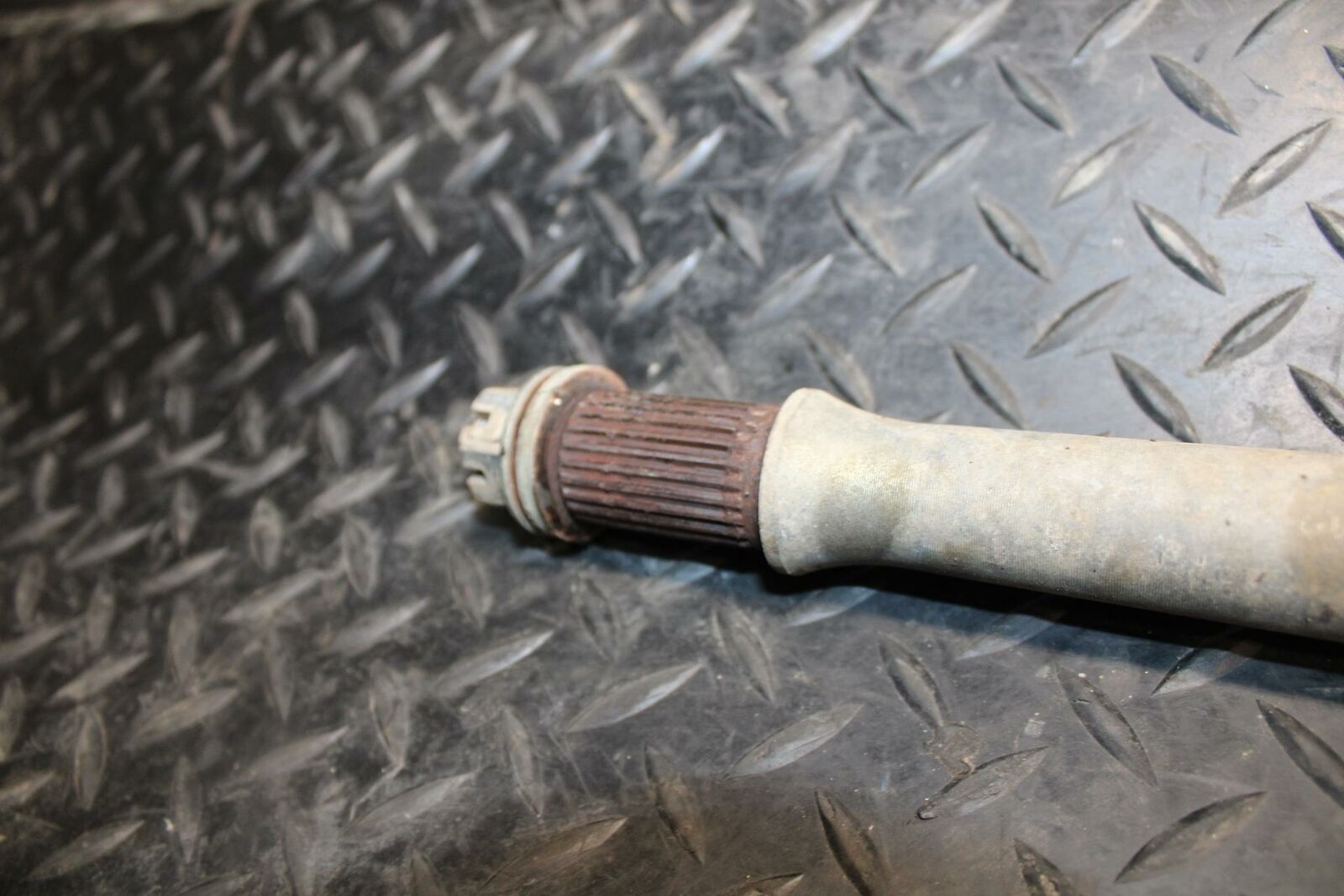 2004 Yamaha Banshee 350 YFZ350 REAR AXLE BACK WHEEL PIVOT BOLT AXEL SHAFT BB232