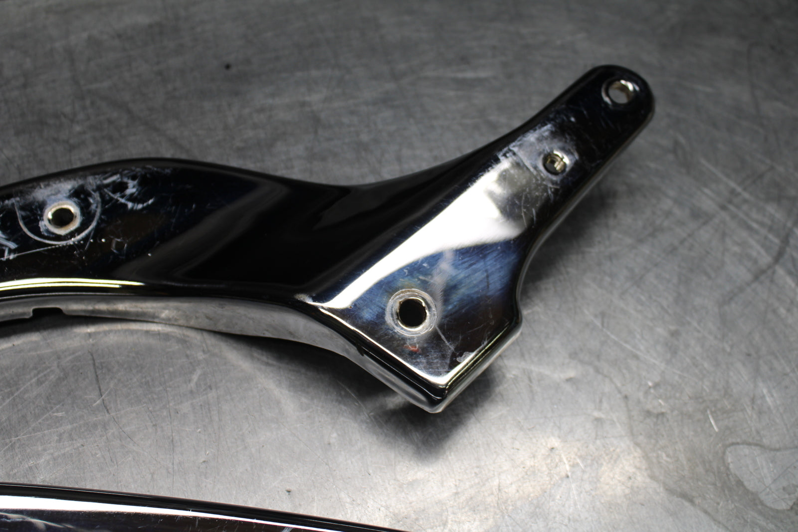 00 SUZUKI INTRUDER 1500 VL1500 REAR BACK FENDER SUPPORT FRAME SUBFRAME BB761